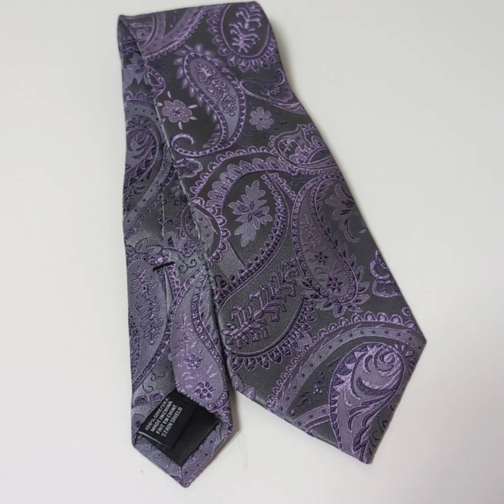 Van Heusen Paisley Silk Designer Neck Tie.  Purple/Gray.